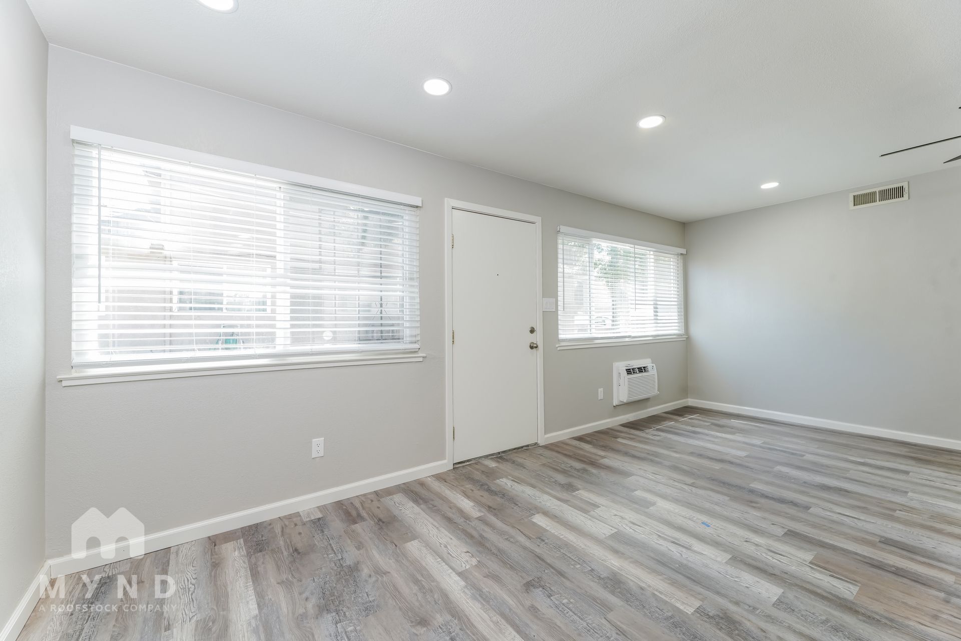 Building Photo - 905 Carro Dr