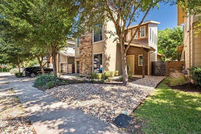 Building Photo - Stunning Modern Home in Desirable 78704 Ne...