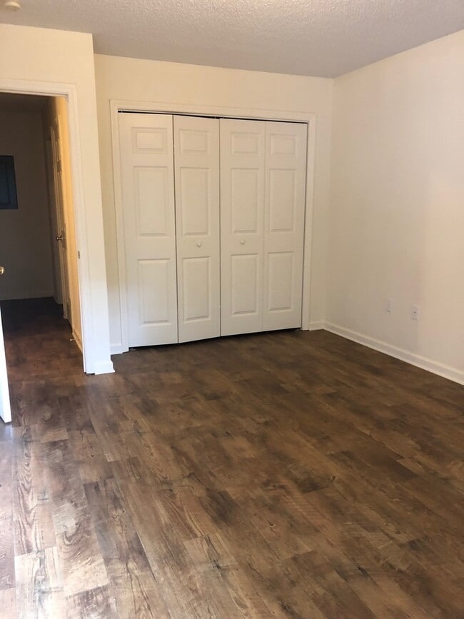 Building Photo - Great Location Black Mountain Apartment