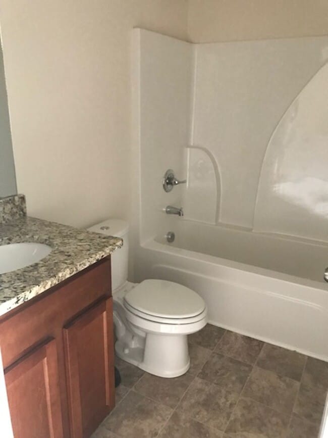 Building Photo - Luxurious 2 story 3 bedroom 2.5 bath townh...