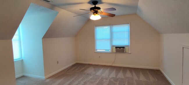 Building Photo - 3 bedroom home with fenced rear yard