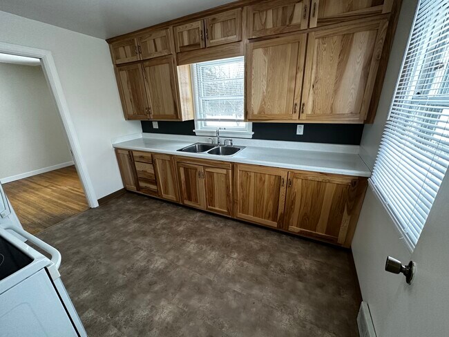 Building Photo - 5005 Glenwood St