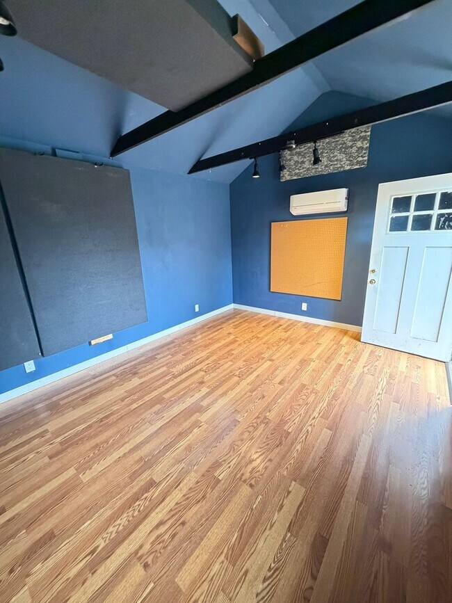 Building Photo - 480 W Ash St
