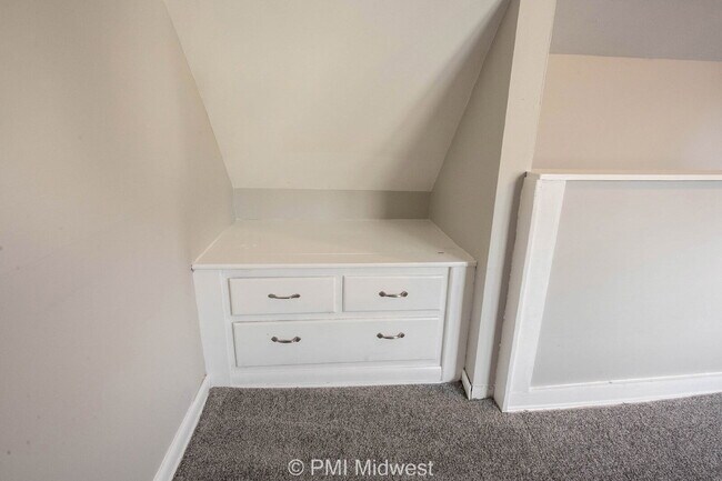 Building Photo - "Charming 3-Bedroom Haven with Spacious Living in Indianapolis – 2,190 Sq Ft of Comfort!"