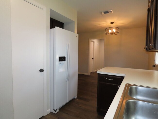 Building Photo - Spacious 4-Bedroom Home in Whitehouse ISD – Pet-Friendly with Large Fenced Yard! Bonus: Lawncare ...