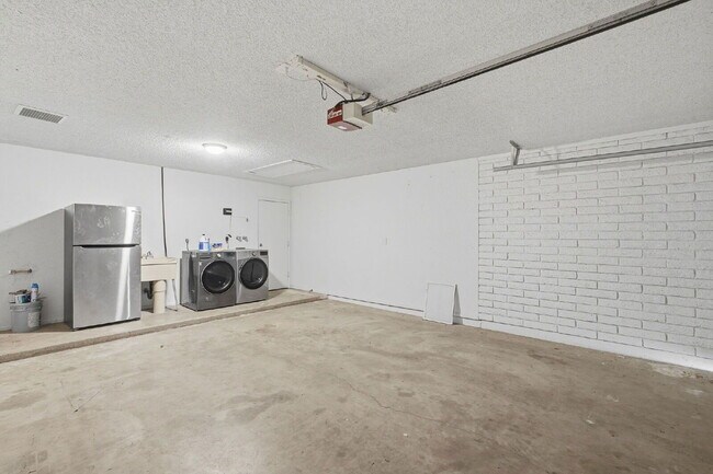 Building Photo - 1056 S Lazona Dr