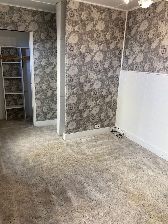 Building Photo - 2 BEDROOM LAKE HOUSE!