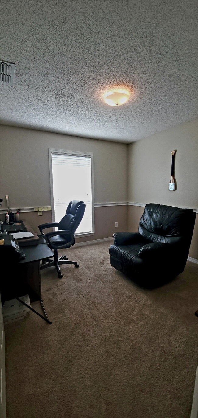 Building Photo - "Spacious 4-Bed Family Home in Milton with...
