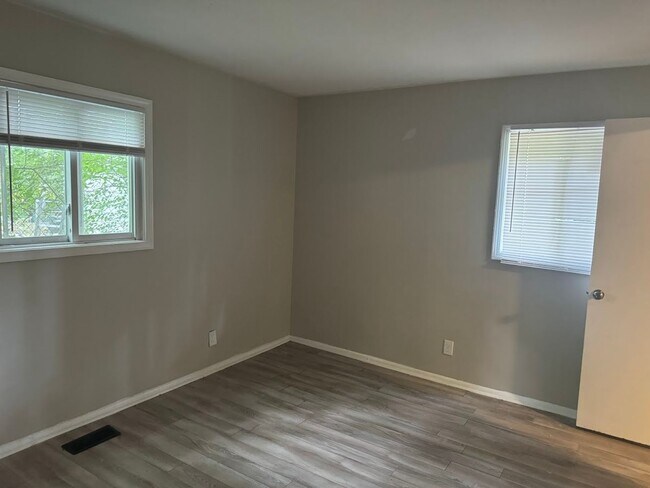 Building Photo - Beautiful Three Bedroom Single Family Home...