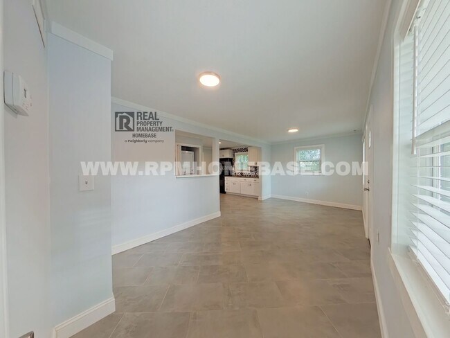 Building Photo - 360 Virtual Tour! 2 bed, 1 bath on large lot with fenced in backyard!