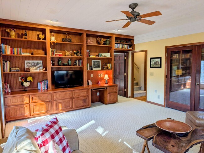 Building Photo - 842 Saddle Back Cir