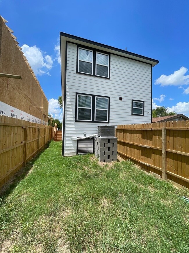 Building Photo - 4114 Majestic St