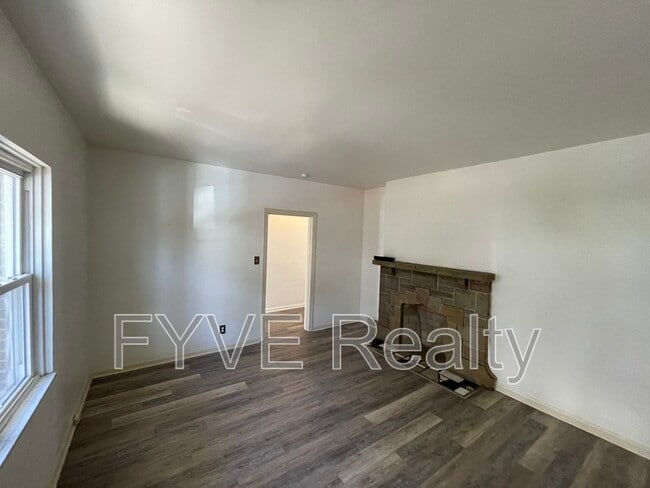 Building Photo - 489 Norton St