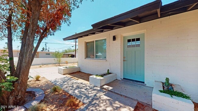 Building Photo - Remodeled 2 bedroom 1 bath! $300 off of Au...