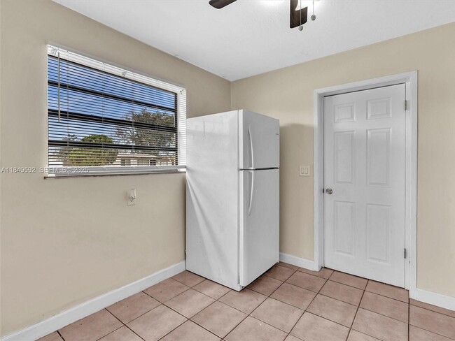 Building Photo - 5611 SW 37th St