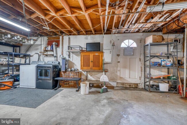 Building Photo - 2166 Lake Dr