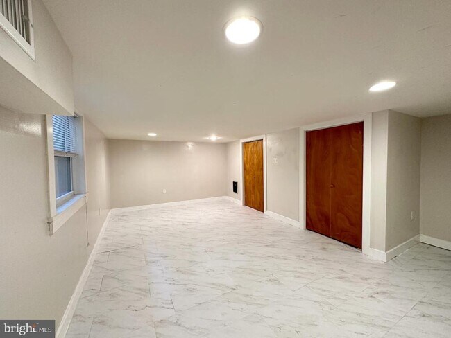 Building Photo - 2528 Poplar St