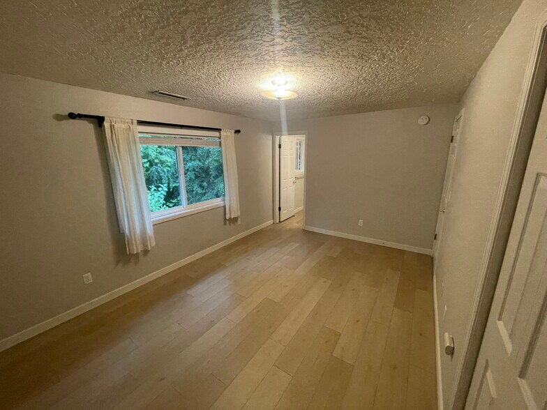 Building Photo - 3228 SW Dolph Ct