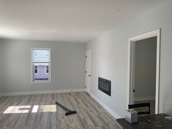 Building Photo - 172 Nashua St