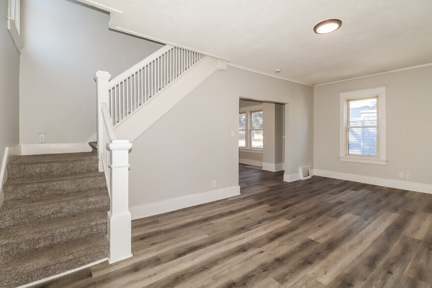 Building Photo - 619 W Cleveland Ave