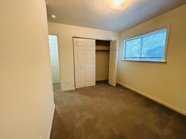 Building Photo - 3 Bedroom 2 Bath Condo