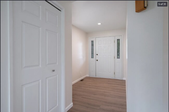 Building Photo - 3-bedroom Gem On Burlington Golf Course