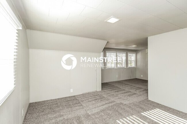 Building Photo - 3 Bedroom Pet-Friendly Home in Kansas City, MO with Main Street Renewal