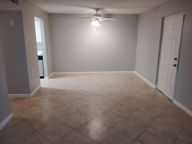 Building Photo - 1140 Lake Victoria Dr