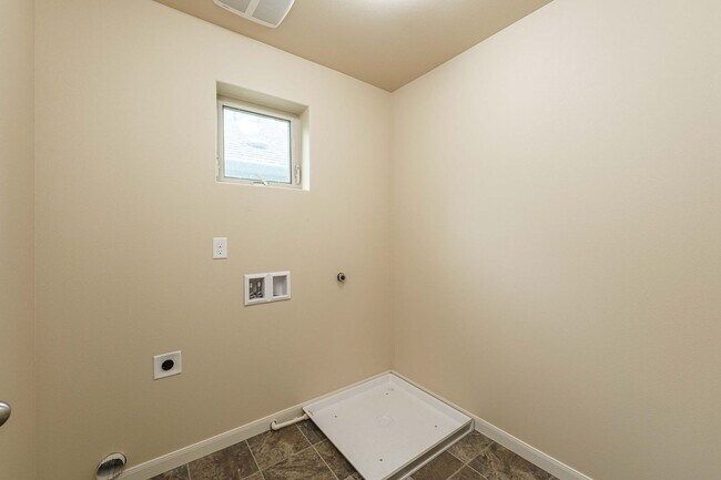 Building Photo - ASK ABOUT ONE MONTH FREE SPECIAL - Ask Us How! Convenient Location 3 Bedroom 2.5 Bathroom with Fe...