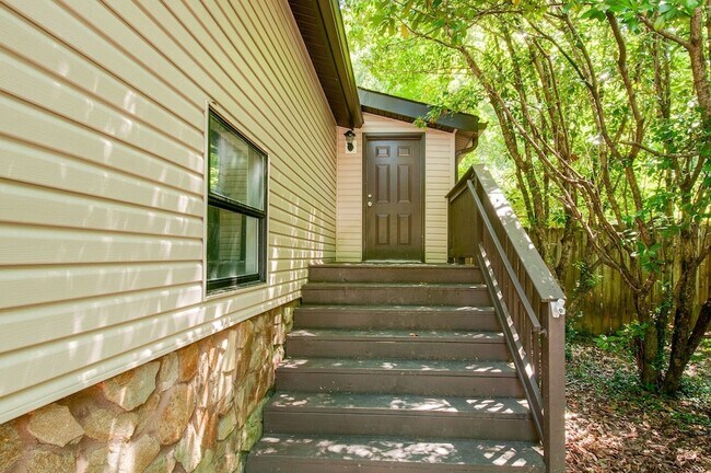 Building Photo - 625 Mercer Dr
