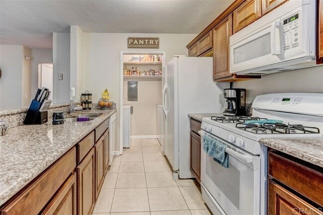 Building Photo - Spacious 2 bedroom 1 bathroom Condo with L...