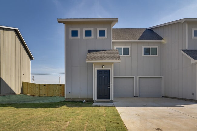 Building Photo - Brand New 3 bed 2.5 Duplex