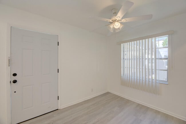 Building Photo - 473 Burgundy N
