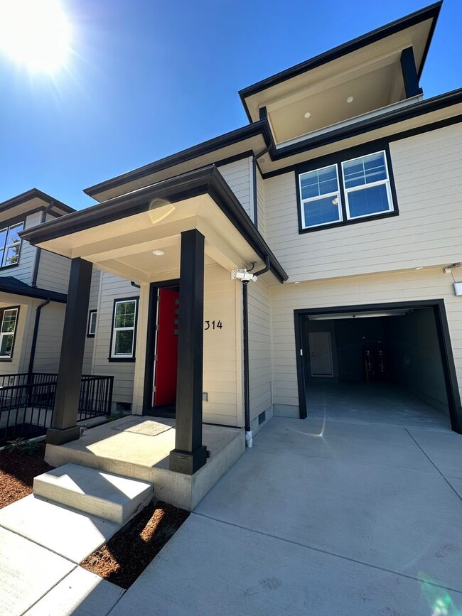 Building Photo - New 5 Bedroom / 5.5 Bath Townhome w/ A/C i...