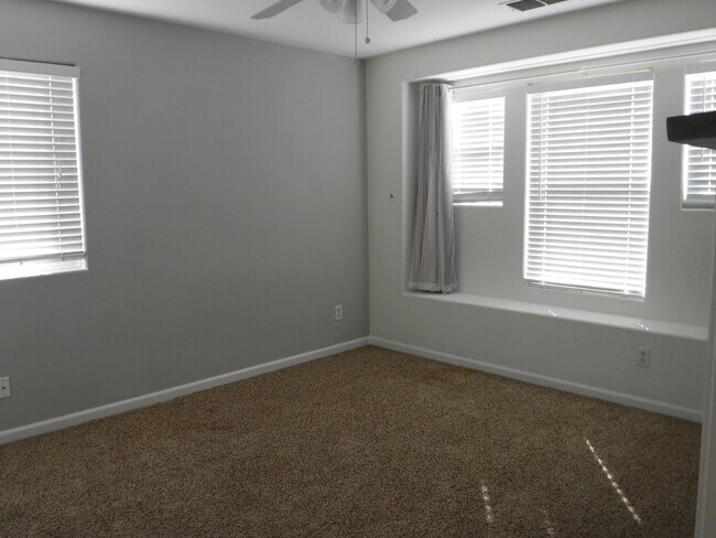 Building Photo - 1257 Kensington Dr