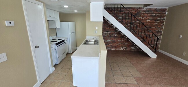 Building Photo - Stunning 2 Bed Condo in Highland | 1 Bath ...