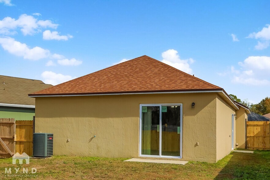 Building Photo - 5704 English Oak Dr S