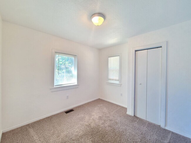 Building Photo - $2,200- 4 Bed / 2 Bath House on an Almost ...