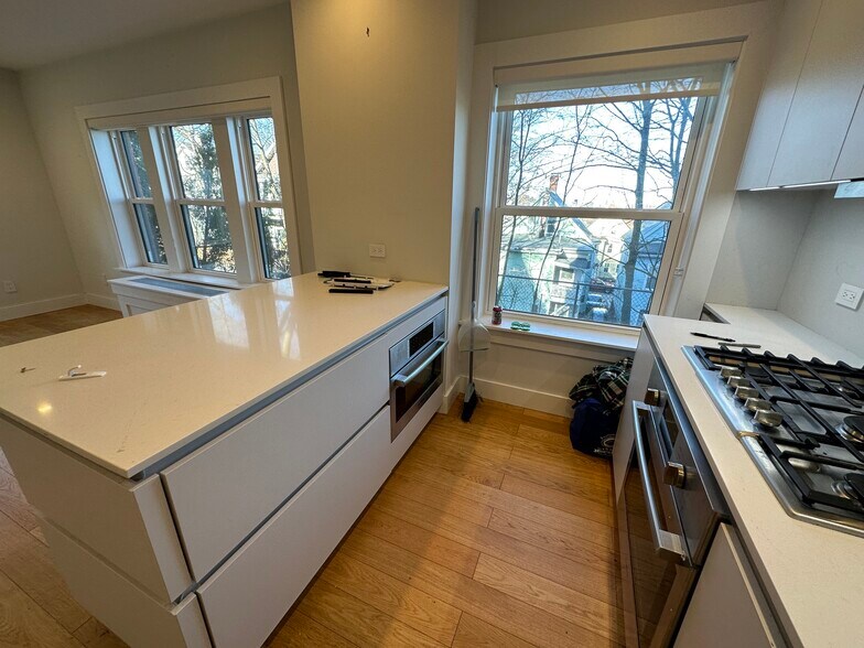 Building Photo - 36 Madison St