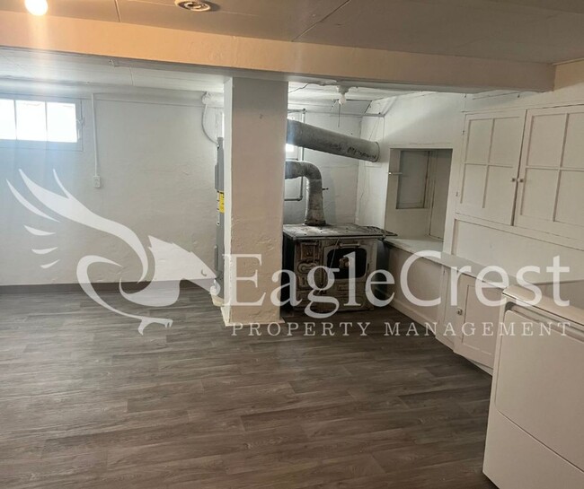 Building Photo - Three Bedroom, Two Bathroom House with Ful...