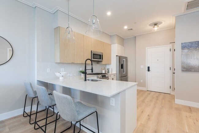 Building Photo - 1 bedroom den for 9/1 with garage parking!