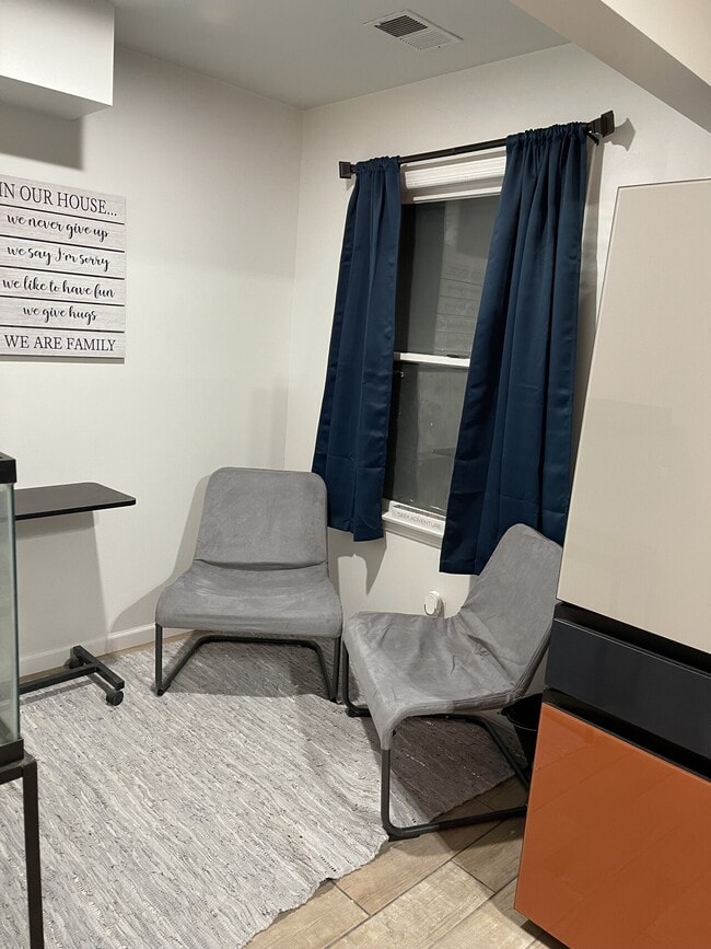 Building Photo - Rooms For Rent