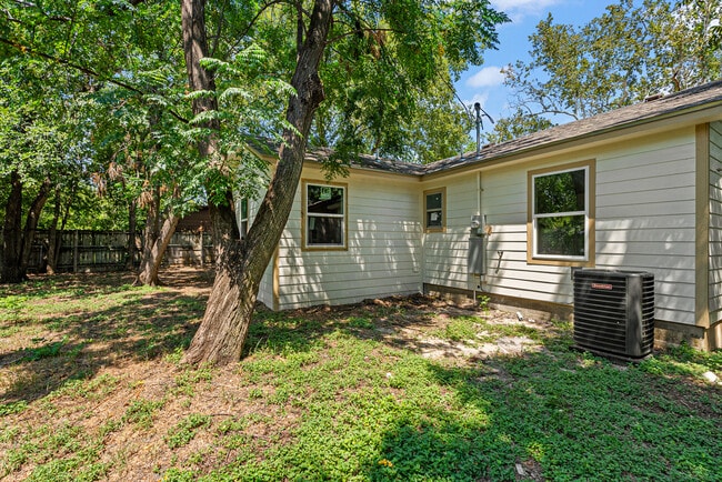 Building Photo - 906 Attas Ave