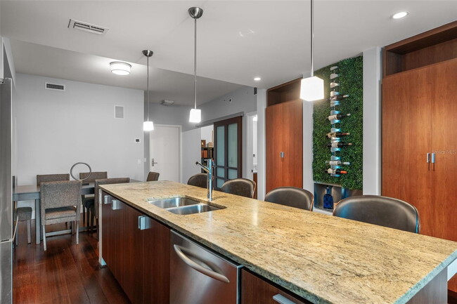 Building Photo - Modern 2 Bed/2 Bath Condo
