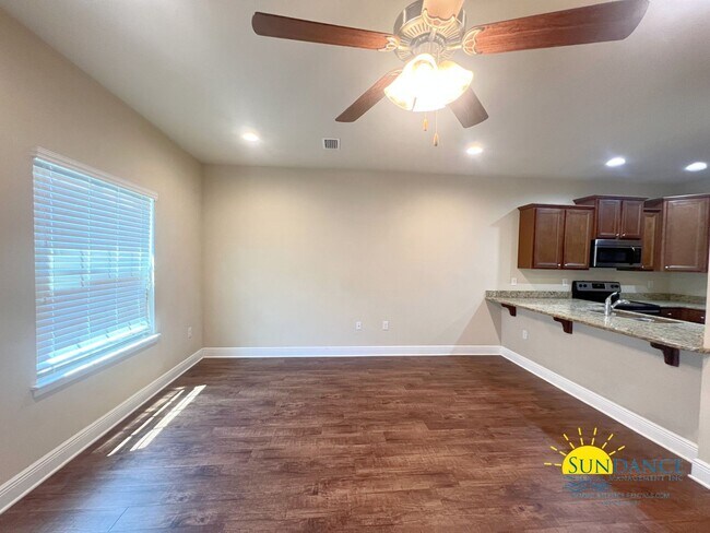 Building Photo - Reserve Pointe Townhome with Community Pool!