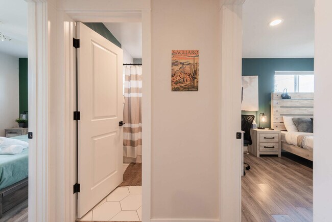 Building Photo - 4917 E Granada Rd