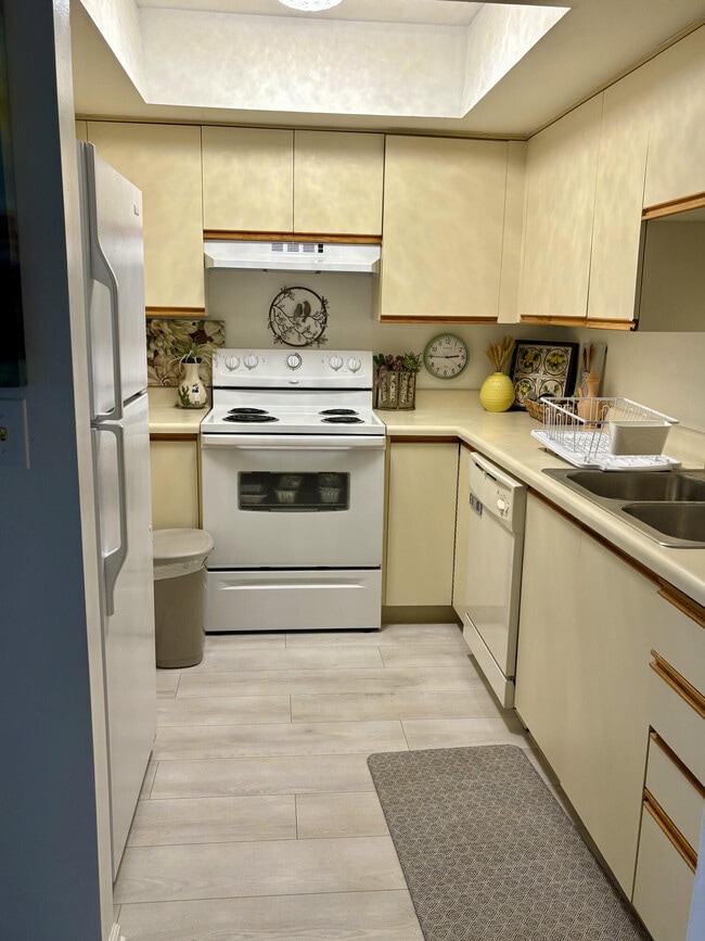 Building Photo - 540 SW South River Dr