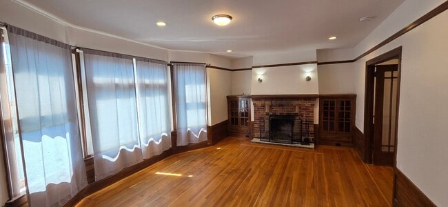 Building Photo - Top Floor, Classic Marina Style Flat in th...