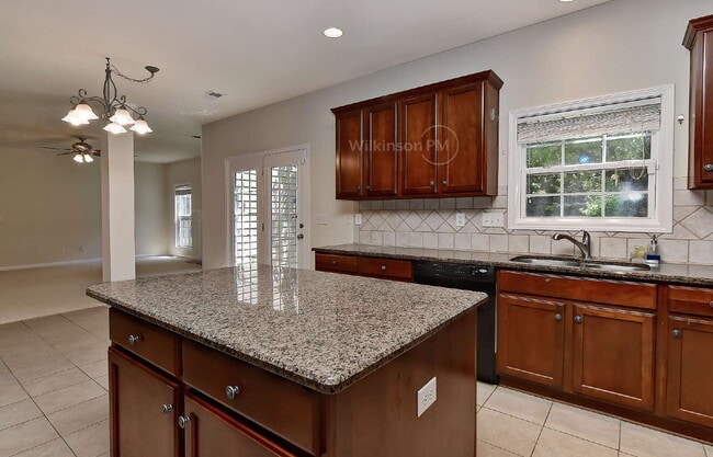 Building Photo - Luxurious 5 Bedroom 3.5 Bathroom for Rent ...