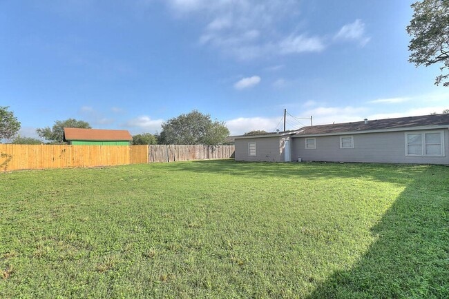 Building Photo - 10921 Shady Ln